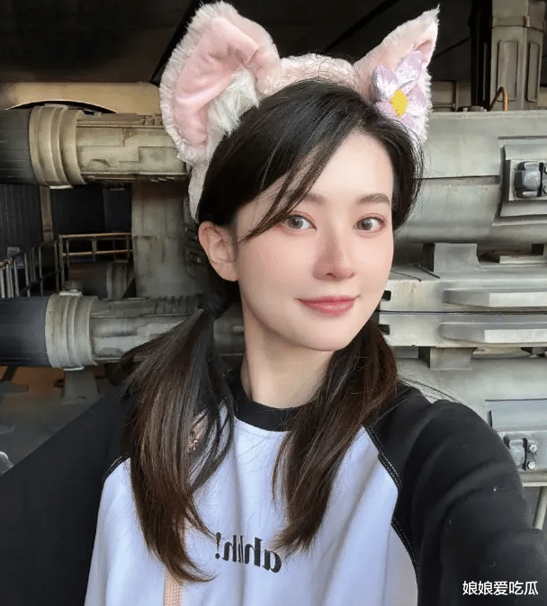 乔欣嫁豪门后走机场,穿“奶奶衫”仍甜似少女,爱情的力量真神奇!