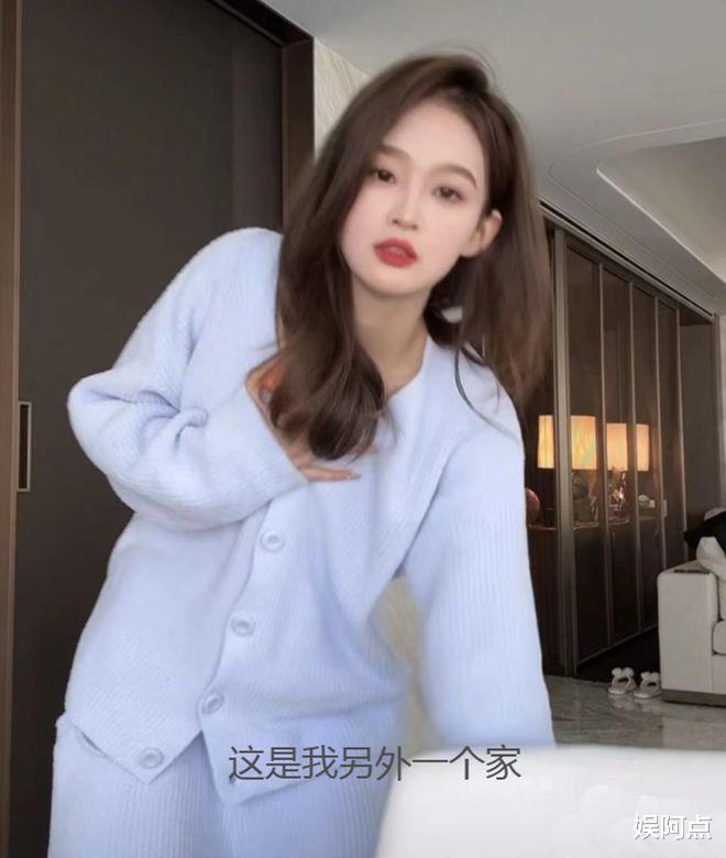 好家伙！王思聪带女伴购物豪气买单，女方身份被曝光！小羽恐失宠