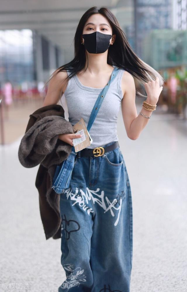 袁一琦的打扮很普通但确实显身材