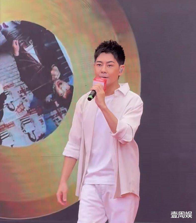 49岁林志颖近照曝光,车祸2年后现身活动唱歌,网友:老了好多