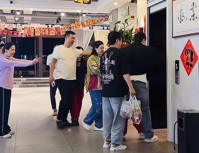 沈腾老婆大年初二现身商场，身材像充了气，和沈腾完全两代人