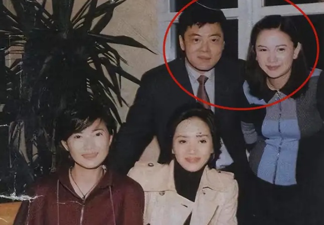 一巴掌惊呆曾志伟,情牵影坛大佬,嫁入豪门,59岁仍风华绝代