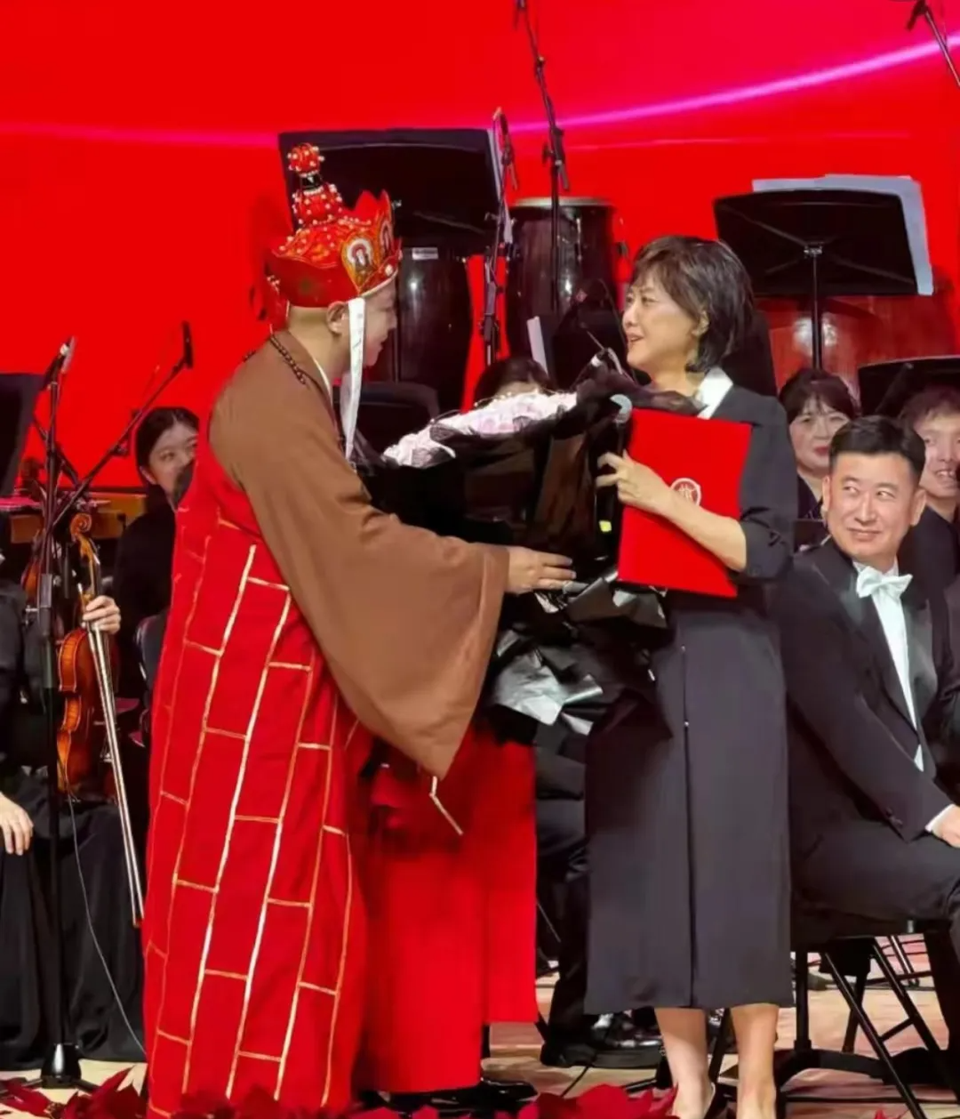 看到71岁朱琳老去的模样,我悟了:穿衣宽松、头发烫卷,优雅有气质