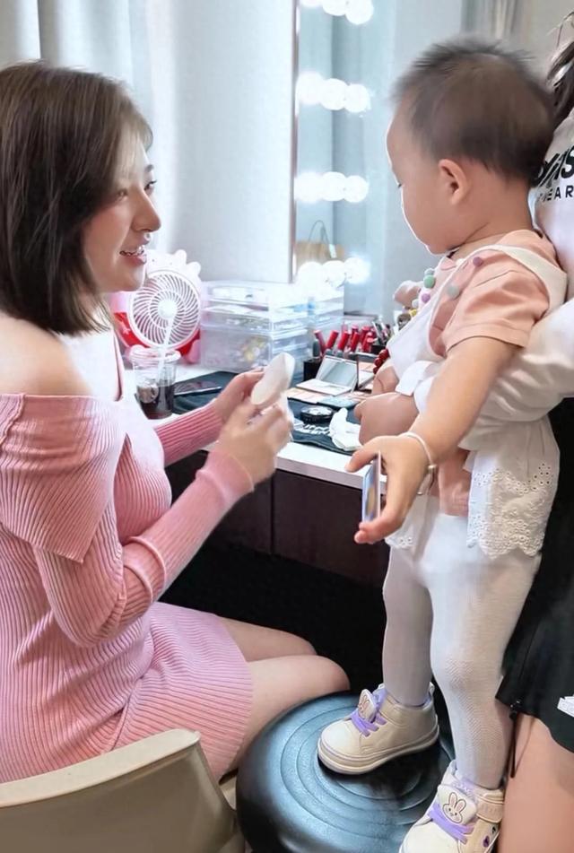 黄一鸣晒母女亲子写真,回应闪闪发型像爷爷,评论区又炸锅了