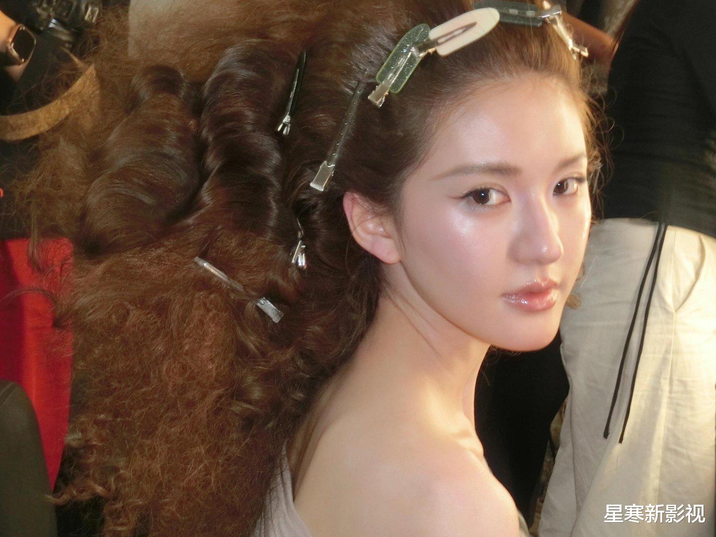 赵露思终于听劝了,发文称将调整妆发风格,她真的超在意!