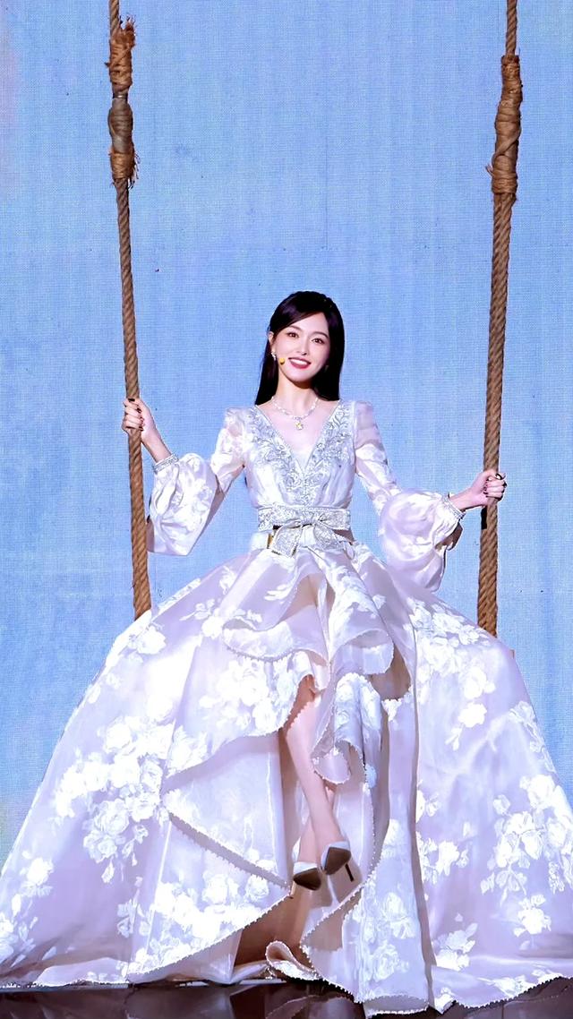 中秋这夜!41岁的唐嫣杀疯了!秒了刘涛关晓彤金晨穿新中式的女星