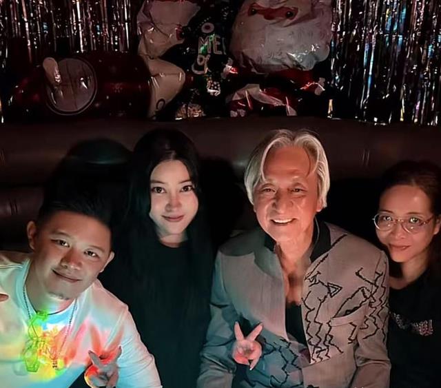 68岁崩牙驹爱将猛鬼添去世，娇妻悲痛悼念，双胞胎女儿很漂亮