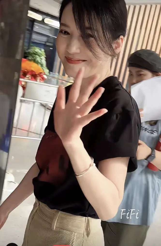 53岁俞飞鸿被偶遇:打扮清新很扛老,30年前的她「惊为天人」