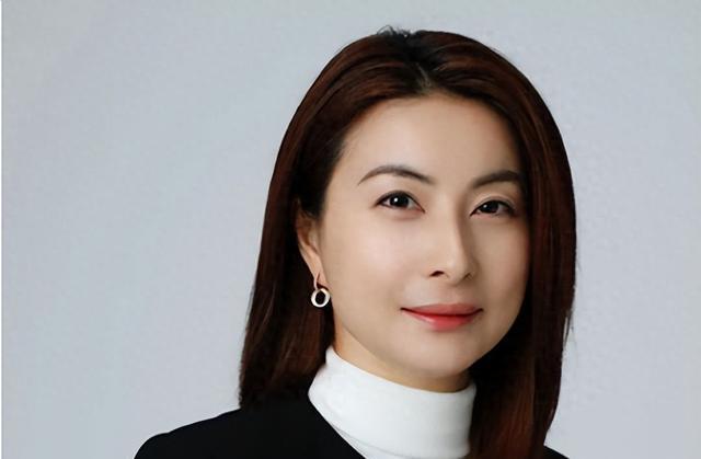 郭晶晶低调捐款三个亿,力压百万伙食费的李湘,真假贵妇一目了然