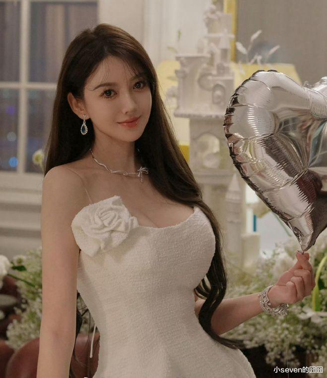 32岁叶珂线下高清照曝光，网友调侃压根就不是一个人，难怪要退网