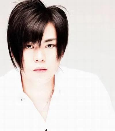 他是昔日传奇组合队长，现实中娶小13岁女星，坐拥一对可爱儿女。