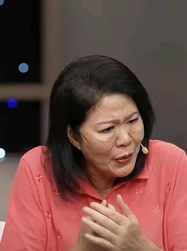 郎平回天津老家,素颜聚餐,印第安纹明显一脸凶相,被指医美失败