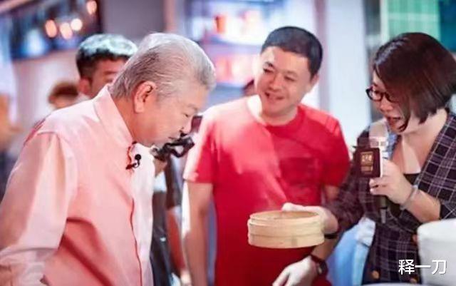 82岁蔡澜已安排后事,高价招聘8人日夜伺候,上亿资产无子女继承