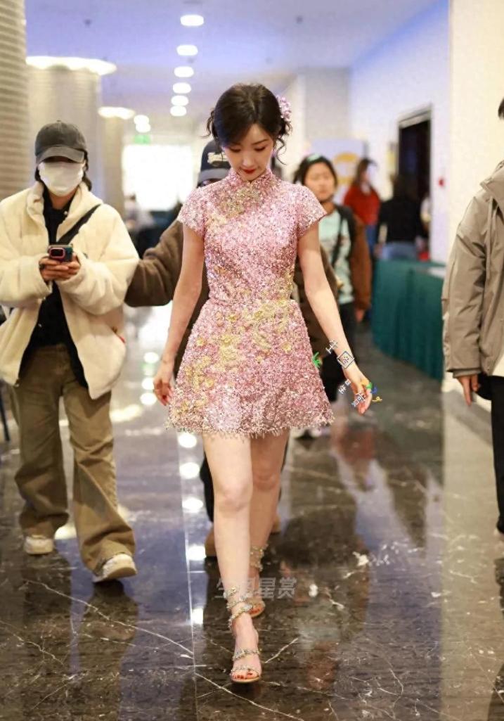 毛晓彤春晚带状彩排,粉色碎钻中式穿搭美丽动人,陈翔要后悔了!