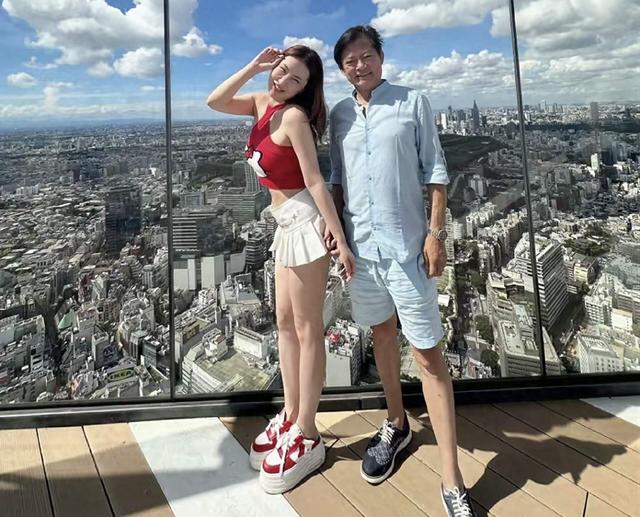 65岁莫华伦与37岁娇妻游东京,妻子身材火辣,网友感叹有钱真好!