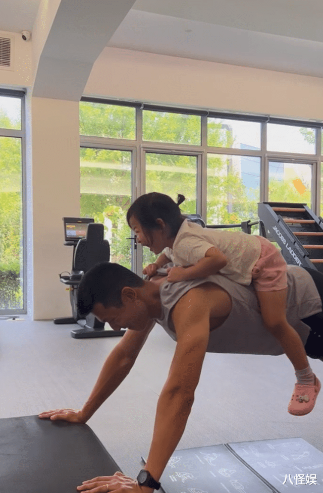 朱珠老公背着近30斤女儿健身,珠宝笑容灿烂,隔代遗传长得像外婆