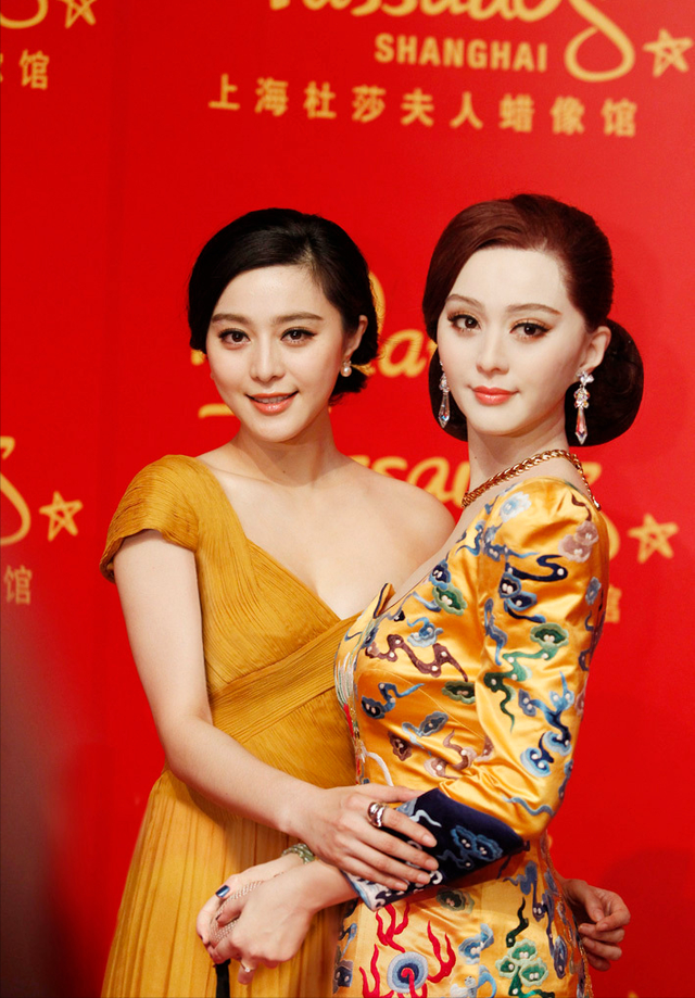 明星蜡像被玩坏:鹿晗嘴被亲掉皮,孙俪被占便宜,杨幂认不出来