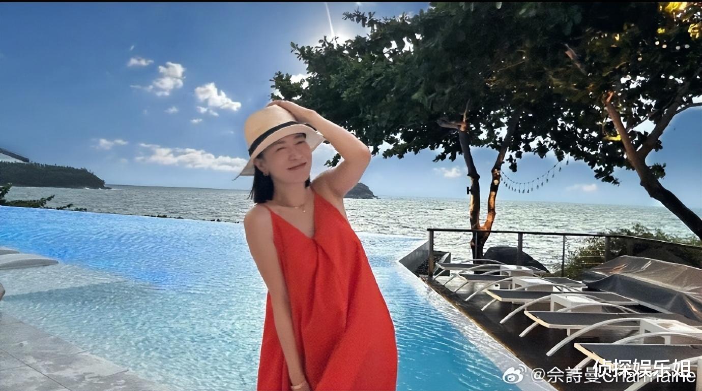 49岁佘诗曼罕晒泳装美照，全身零赘肉A4腰抢镜，容貌身材太抗老
