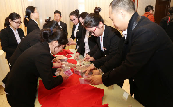 公司完成千万合同,发奖金总监20万主管10万,员工仅发200元红包