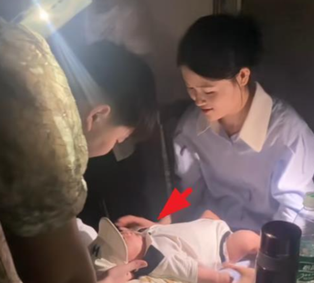 大衣哥孙儿6个月了,朱小伟将儿子扛在肩上,吓得陈萌瞪大双眼