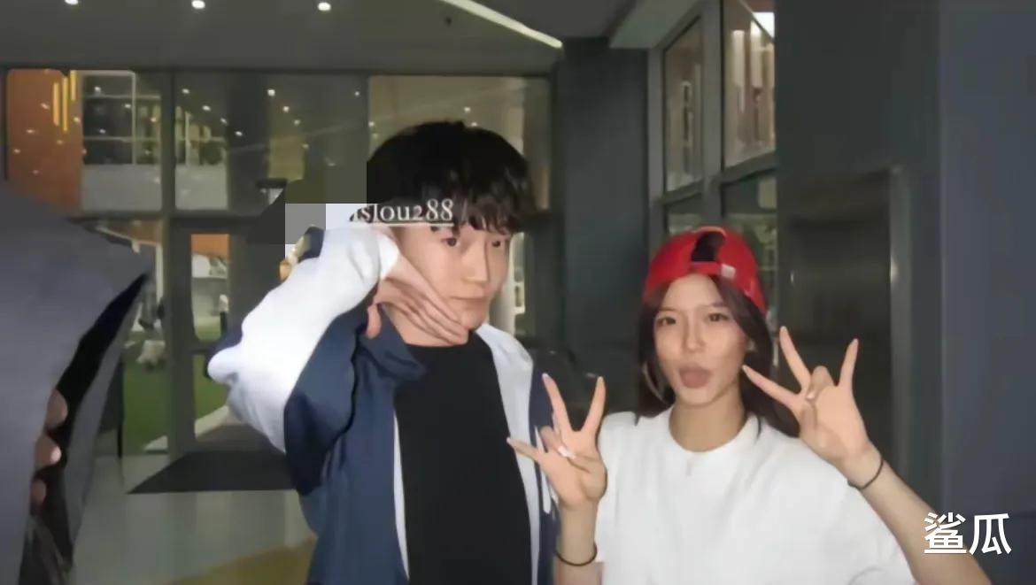 钟丽缇16岁二女儿恋爱,晒多张男友照片,牵手躺床上搂怀里各种晒