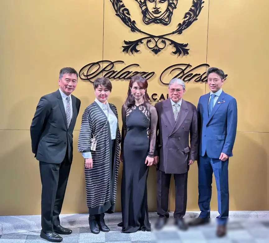 何超盈减肥成功,露大长腿性感迷人,小8岁老公眼神都亮了