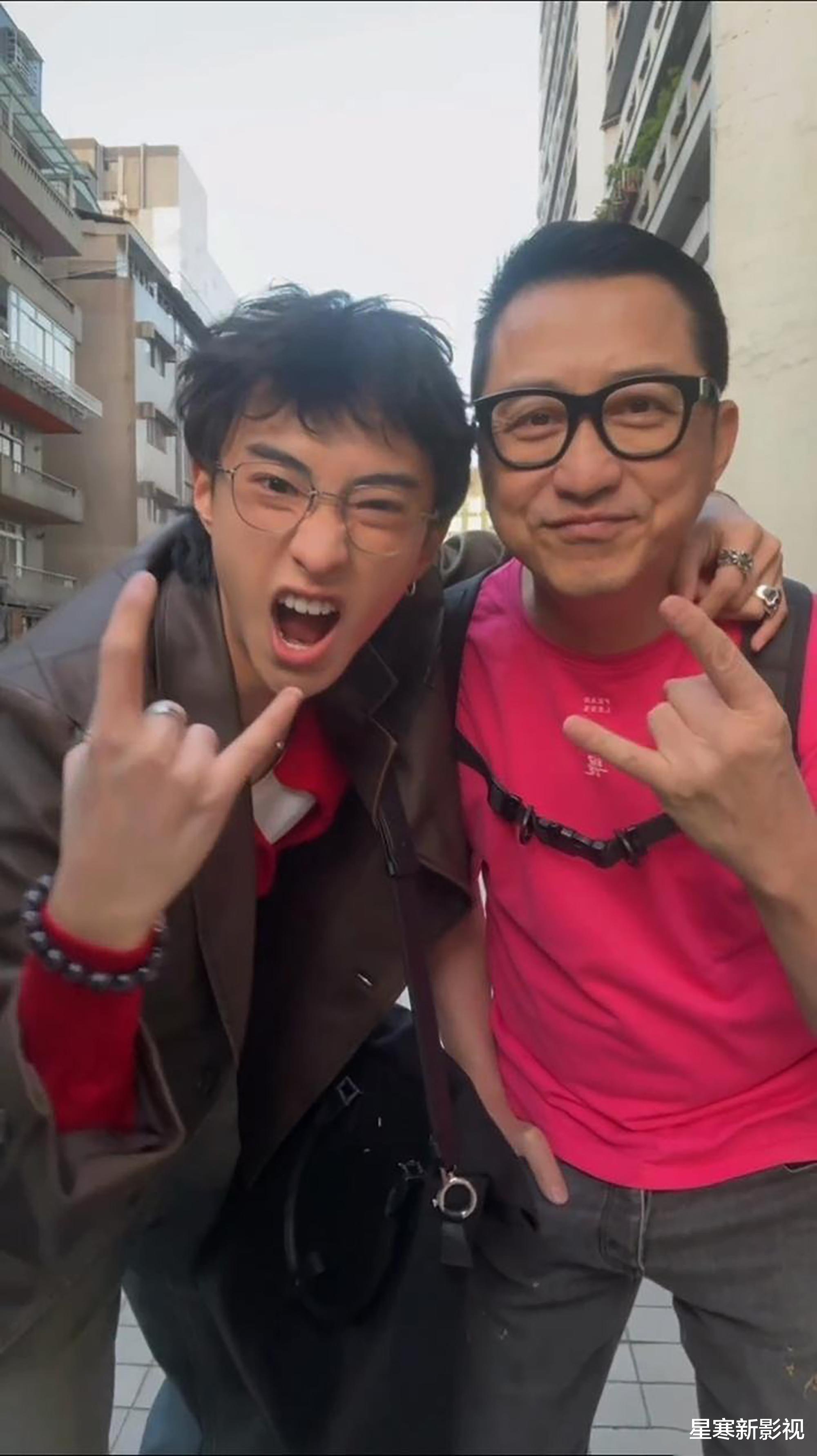 恩利带庾澄庆拍新年视频，叮嘱父亲不要臭脸，哈林看儿子眼神宠溺