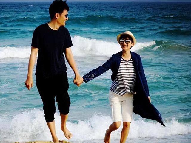 他是最干净的男演员,和妻子姐弟恋,恩爱20年,一家三口其乐融融