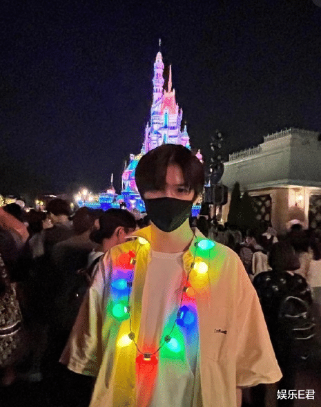 袁咏仪晒照庆祝53岁生日，张智霖邱淑贞P变形，儿子张慕童被打码