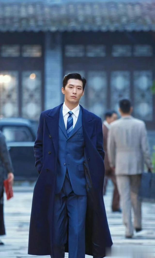 来看看两位型男男演员，行走的荷尔蒙男人味十足，演技精湛。