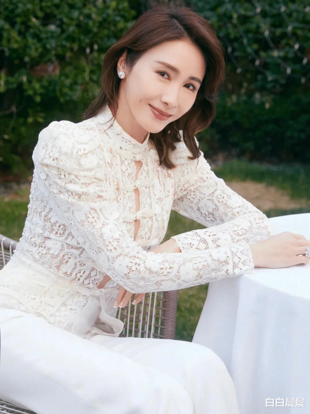 佘诗曼晒与黎姿合影，黎姿肌肤白嫩，佘诗曼穿低领背心事业线傲人