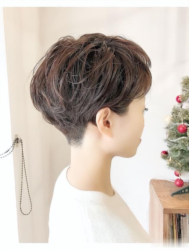 50多岁女性换发型记住这三点,剪短推边烫纹理,头发灰白也很美