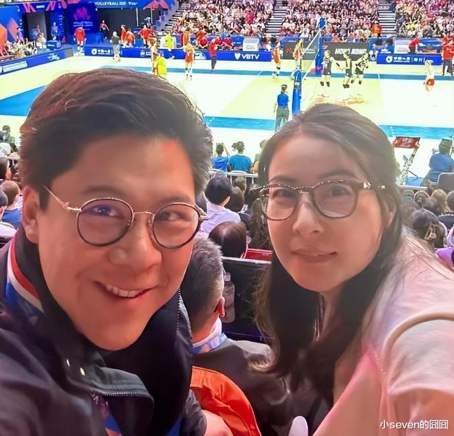 郭晶晶一家被网友偶遇，夫妻俩身材发福被调侃，霍启刚小肚腩抢镜