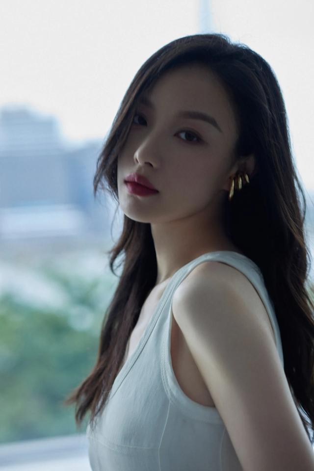 明媚的倪妮怎么看都是美丽的