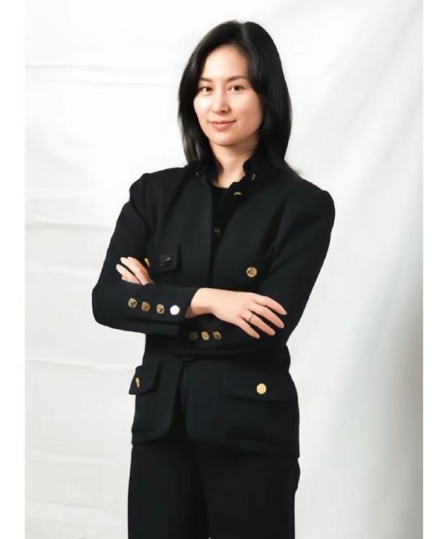 何超琼、英拉才是真名媛：裙不上膝、发不过肩，身材发福也很优雅