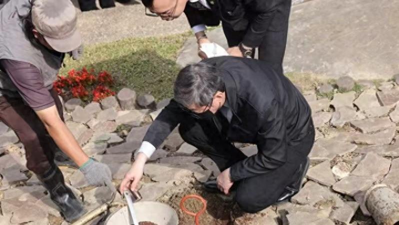 皇冠集团大动作！出版社改名并下架琼瑶所有作品，陈中维直接回击