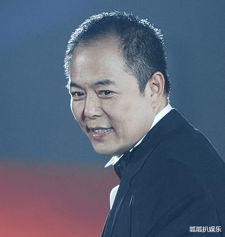 恶到头终有报:66岁的张铁林坐上轮椅,人生起伏引发思考