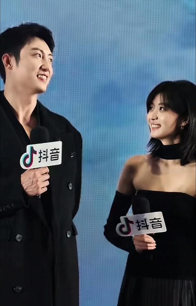 孙千一直盯着黄景瑜，眼神拉丝，感觉像是真情流露，他俩对视好甜