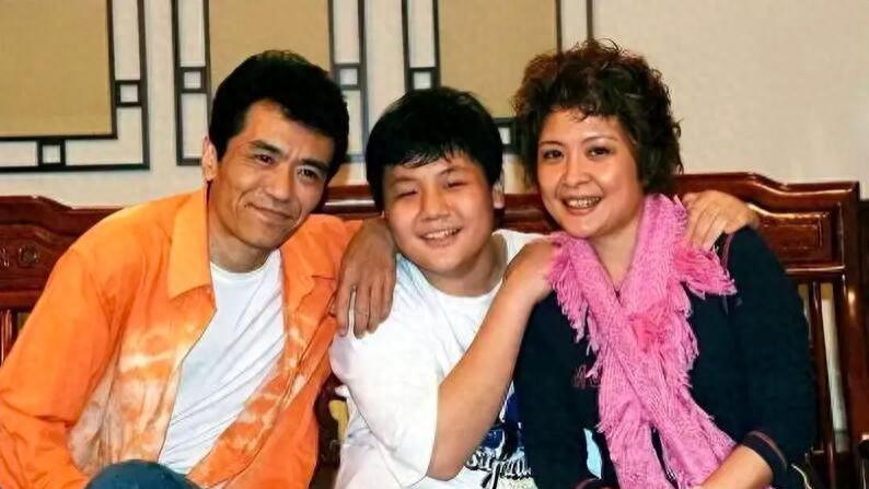 55岁虎艳芬的全家福，23岁嫁给苏志丹，31岁的女儿苏秋妍也已嫁人