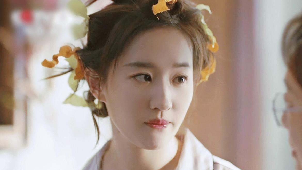 同样演“林更新女朋友”，刘亦菲和赵丽颖一比才知：啥叫天生一对