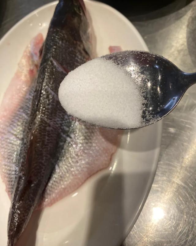 清蒸鲈鱼,鱼鲜肉嫩,老厨师亲授厨艺,原来诀窍有3步,建议收藏