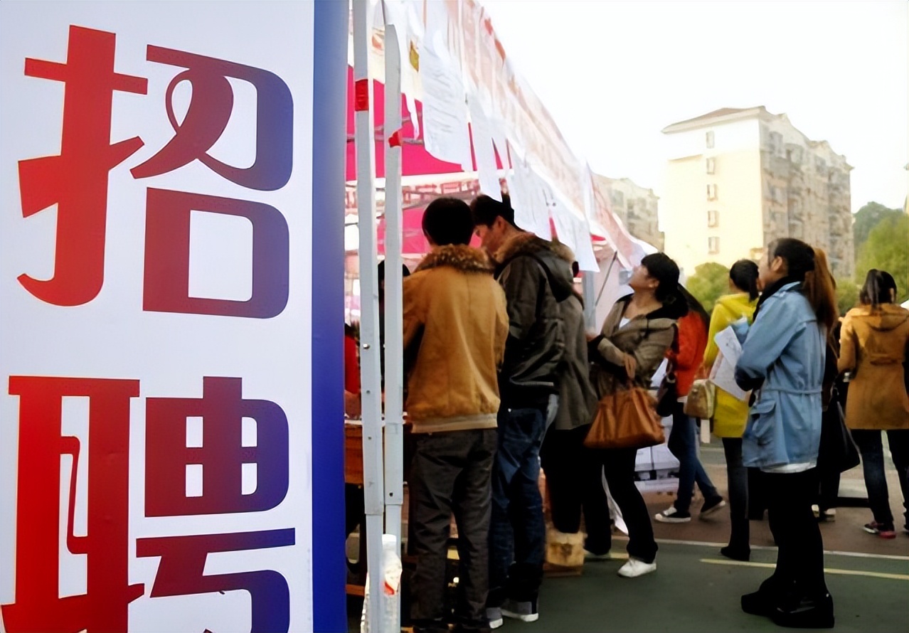 公司新招员工,老板承诺拉一个人给500元介绍费,隔天我傻在原地