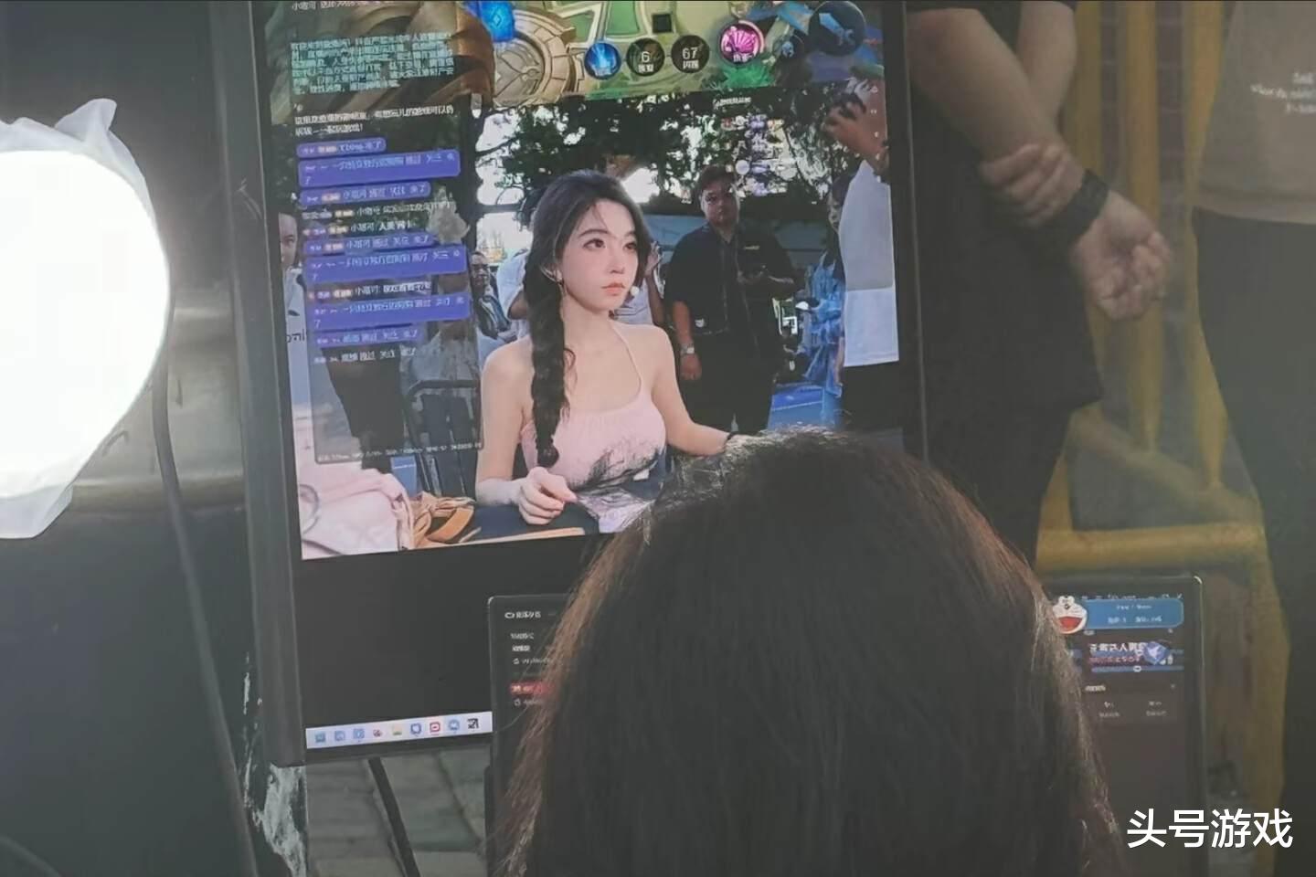 冯提莫首次户外直播打游戏，着装清凉引起质疑，网友：看游戏还是看你呢？