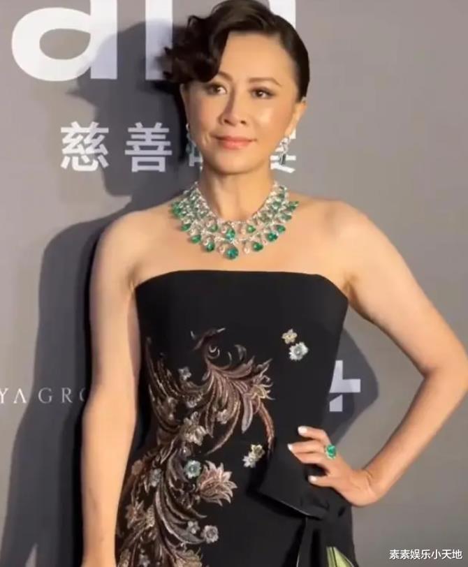 何超琼刘嘉玲出席中秋晚宴,戴千万珠宝亮相,何超盈的脸又变了