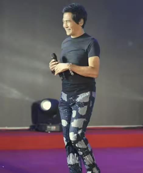 王祖贤罕晒新照!祝大家圣诞新年快乐,模样大变,网友:医美失败