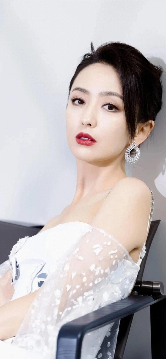 佟丽娅以她那独特的气质和迷人外貌，成为了时尚界的一颗闪耀明星