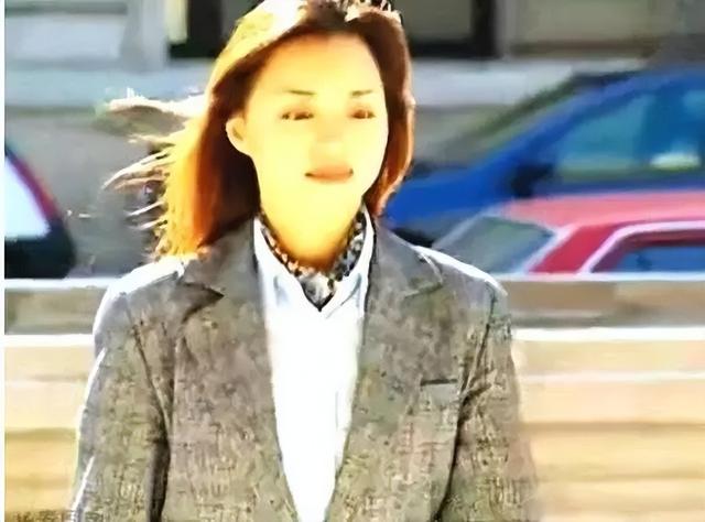 董卿早年旧照,圆脸加大龅牙尖嘴猴腮,反而是老了更漂亮!