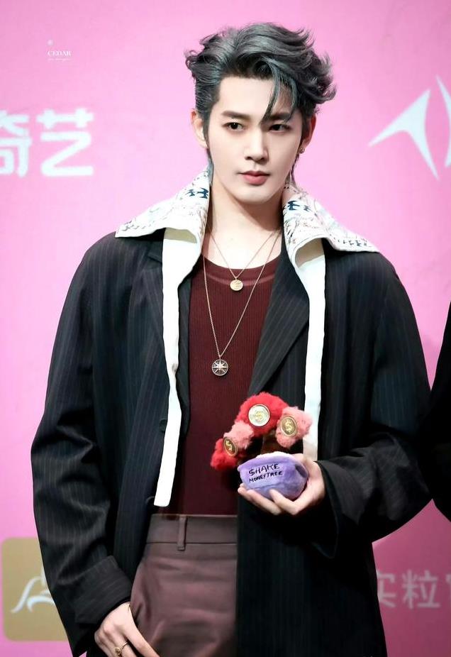 尖叫之夜：邓为银发撕漫男，成毅翩翩公子 都不及向佐粉色女装抢眼