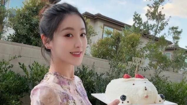 央视美女主持李丹儿官宣怀孕，晒与老公合照，住独栋别墅很惬意