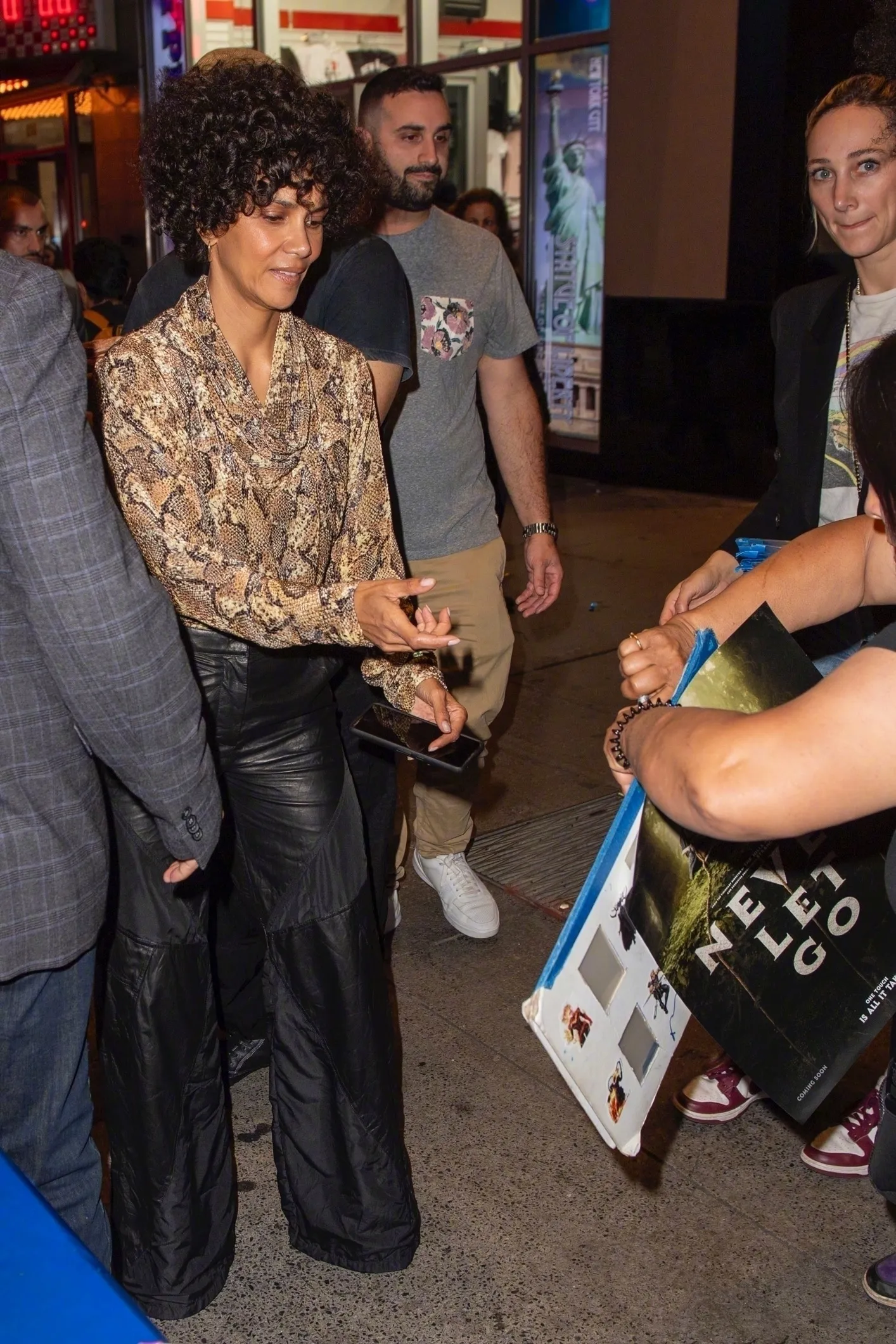 58岁哈莉·贝瑞成“不老女神”,穿挂脖亮片裙优雅大气,眼神清澈